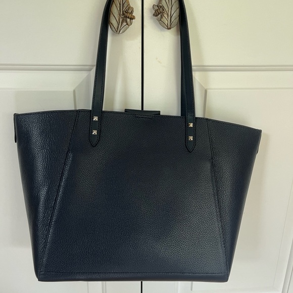 Michael Kors NWOT travel bag. - Picture 3 of 6